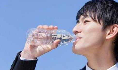 越喝水感觉越渴是什么原因,纯净水越喝越渴是什么原因