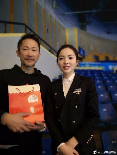 再见球迷丈夫，台球裁判女神重出江湖！她变得更有魅力了