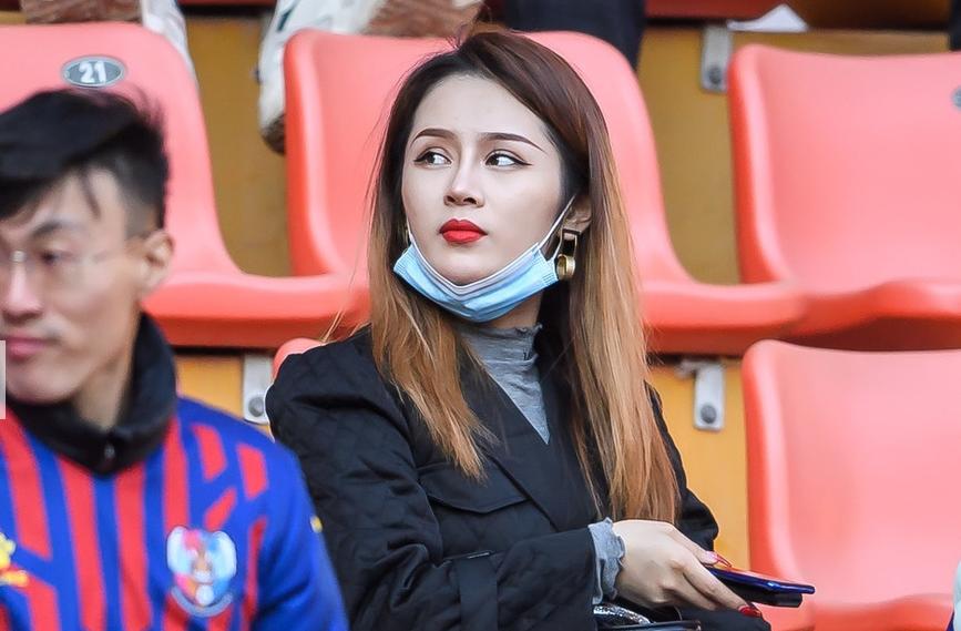 微微一笑很倾城！中超美女球迷大赏国安恒大球迷最抢镜