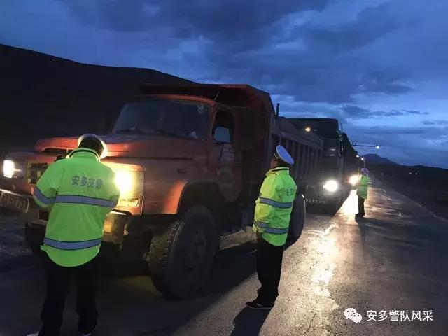 唐古拉交警执勤视频,交警执勤清晨暖心感动视频