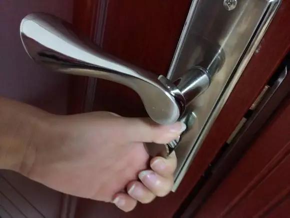 囧！被反锁在门外怎么办？