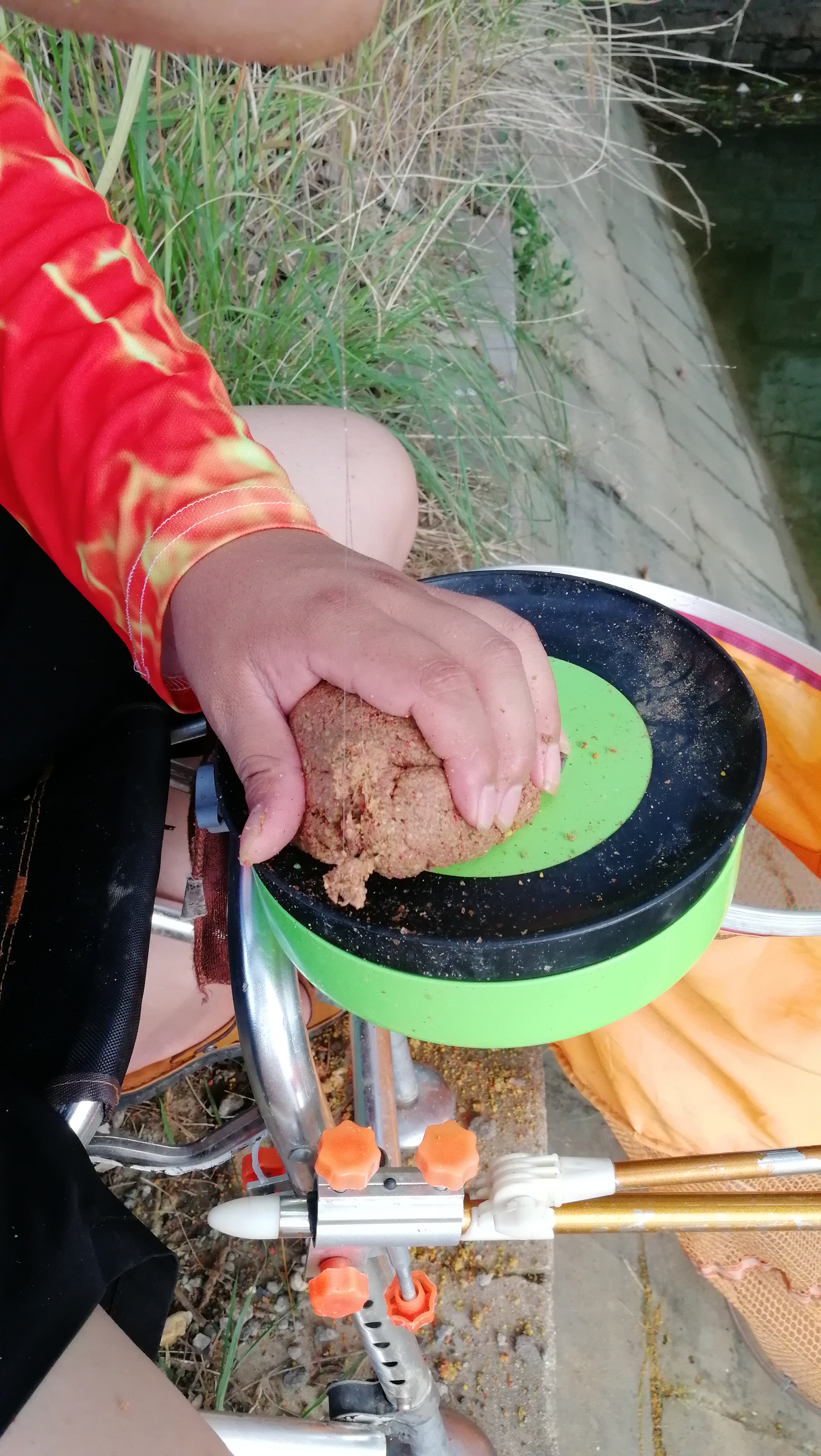 钓鱼如何解决诱鱼,钓鱼时窝里密密麻麻的小泡