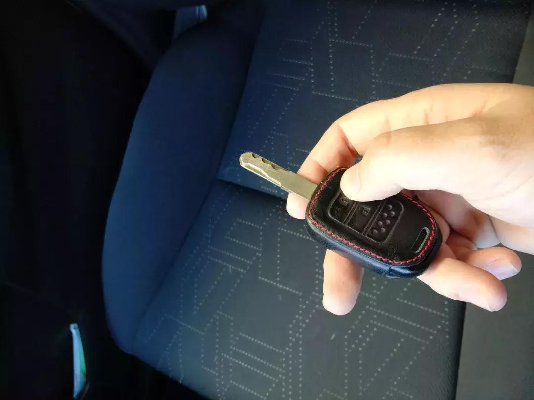 把汽车钥匙锁在车里了怎么办,把车钥匙锁在车里可能吗