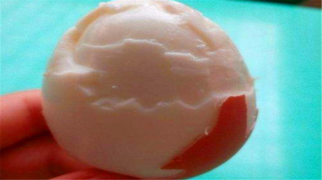 煮鸡蛋好剥壳的正确方法,煮鸡蛋不破壳的秘诀