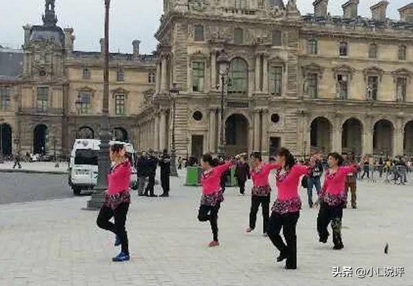 中国大妈们在国外跳广场舞,中国大妈在温哥华商场跳广场舞