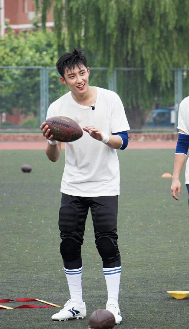 黄景瑜参加宣传黑色外套工装裤,黄景瑜休闲装照片