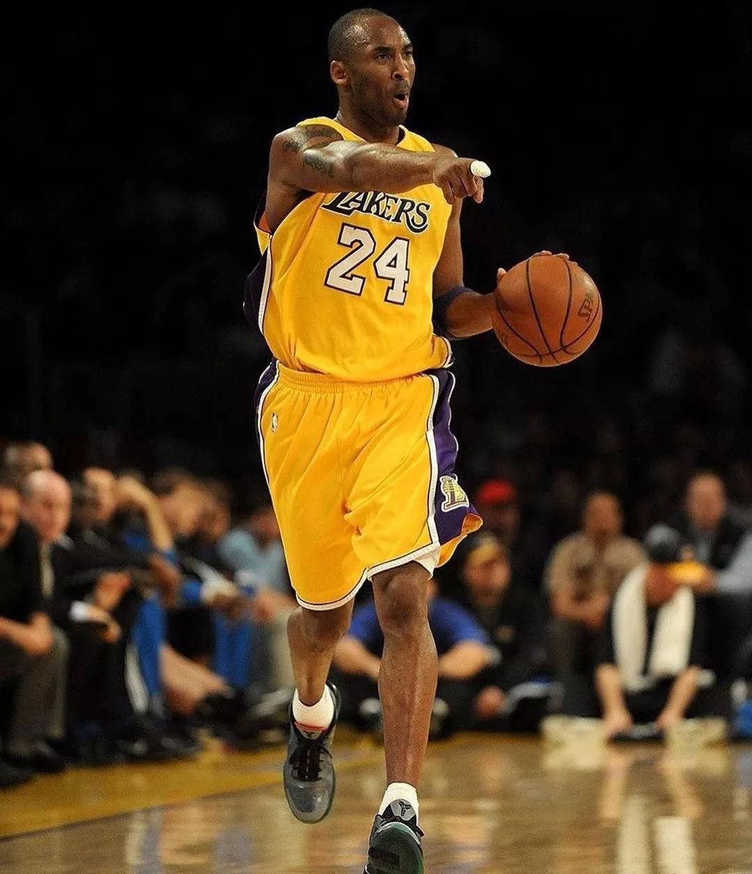 科比生涯最高分穿什么鞋,科比五名人堂配色nba上脚