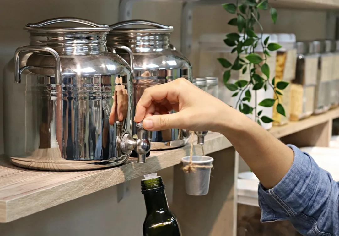 “裸卖”商店：食物都没有包装，想买东西要自己带上容器