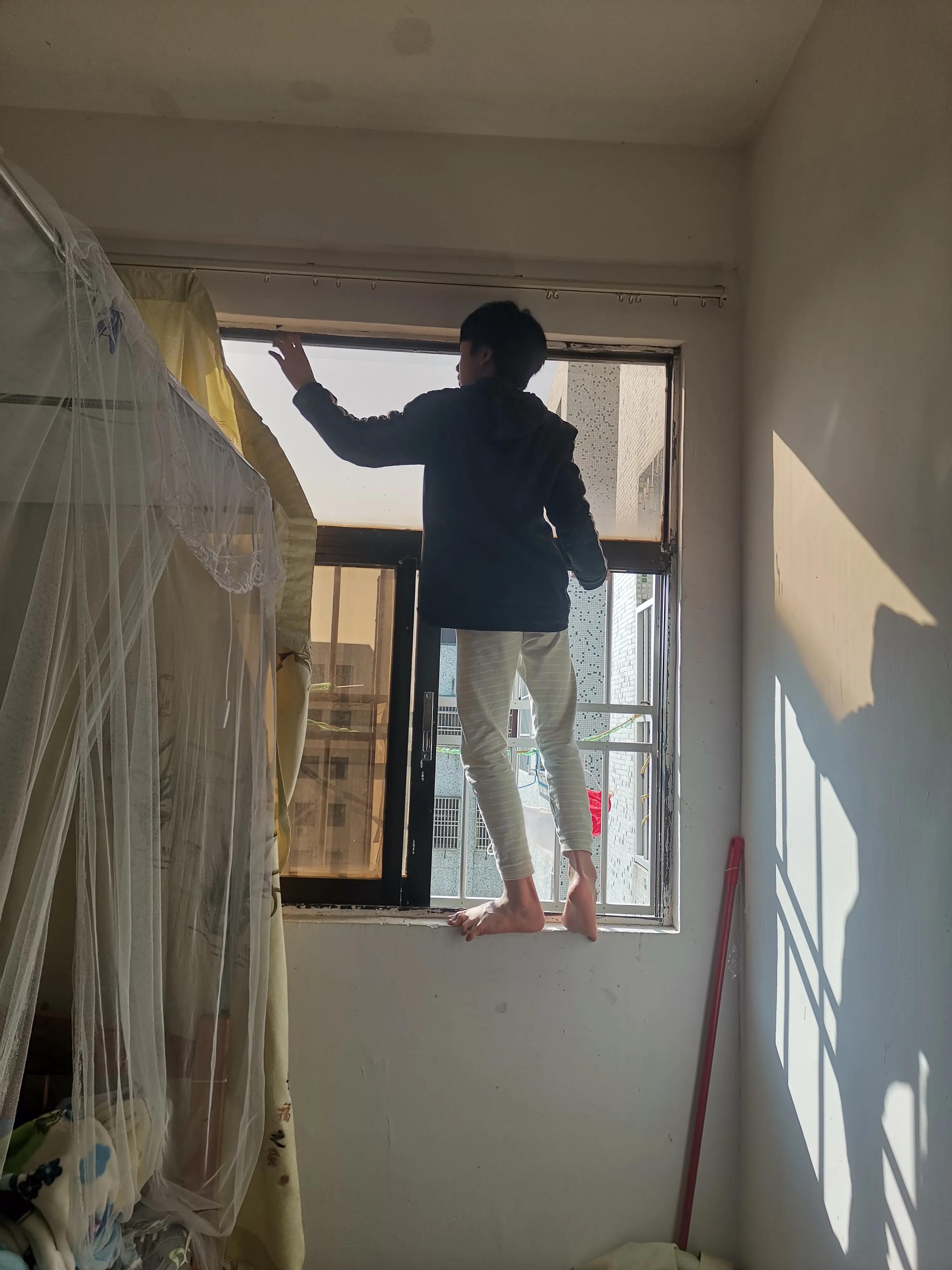 小孩子放假迷上游戏了怎么办？老妈想了一招让他少玩点游戏