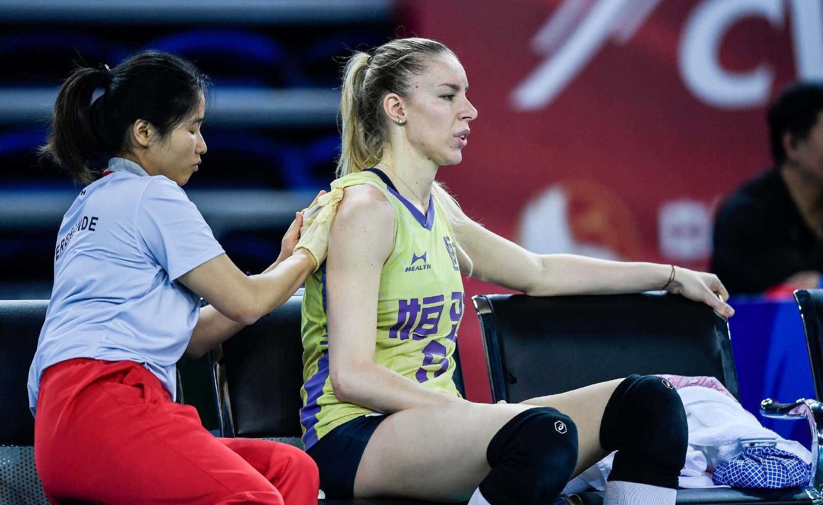 54岁主教练为中国足球流泪,老帅总决赛落泪