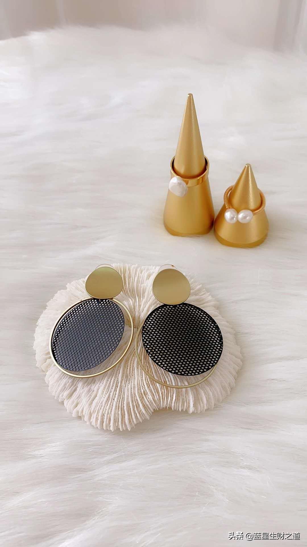 摆摊卖耳饰生意惨淡24年,摆地摊耳环卖18一对贵吗