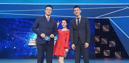 男篮世界杯节目女主播大火，被誉“浙传校花”，靠专访詹姆斯成名