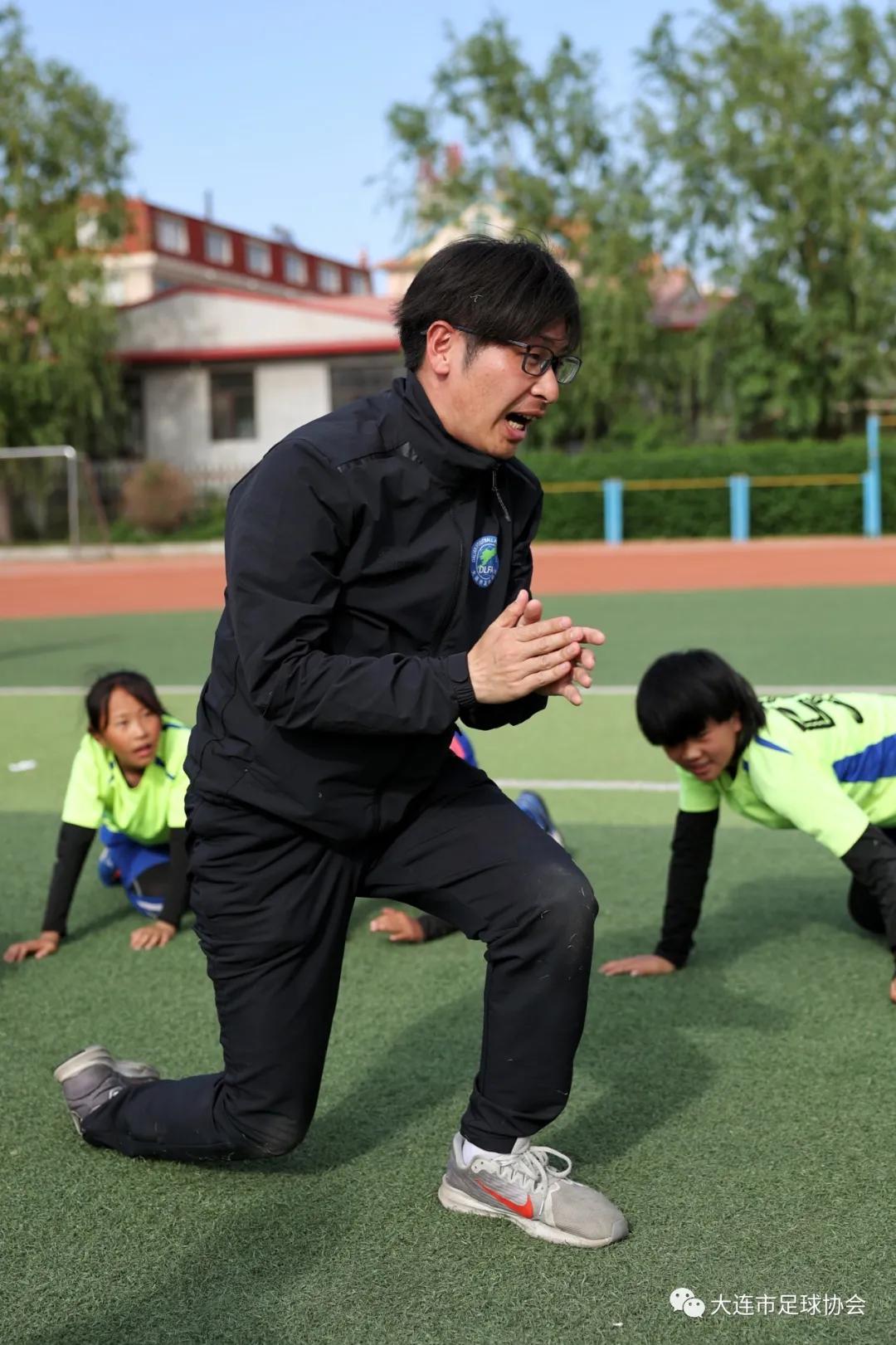 亚足联-中国足协“梦想中国”走进大连市八一希望小学
