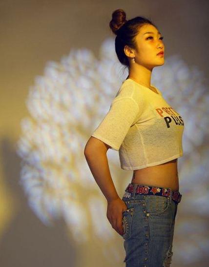 女篮一姐现场换衣霸气十足，无意中露出的腹肌，让男足情何以堪？