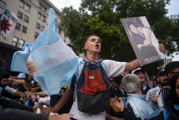 马拉多纳上帝之手拿冠军了吗,马拉多纳是梅西的什么人