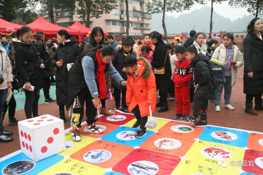 新年到！世纪园小学的学生们在“跳蚤市场”卖起了年货
