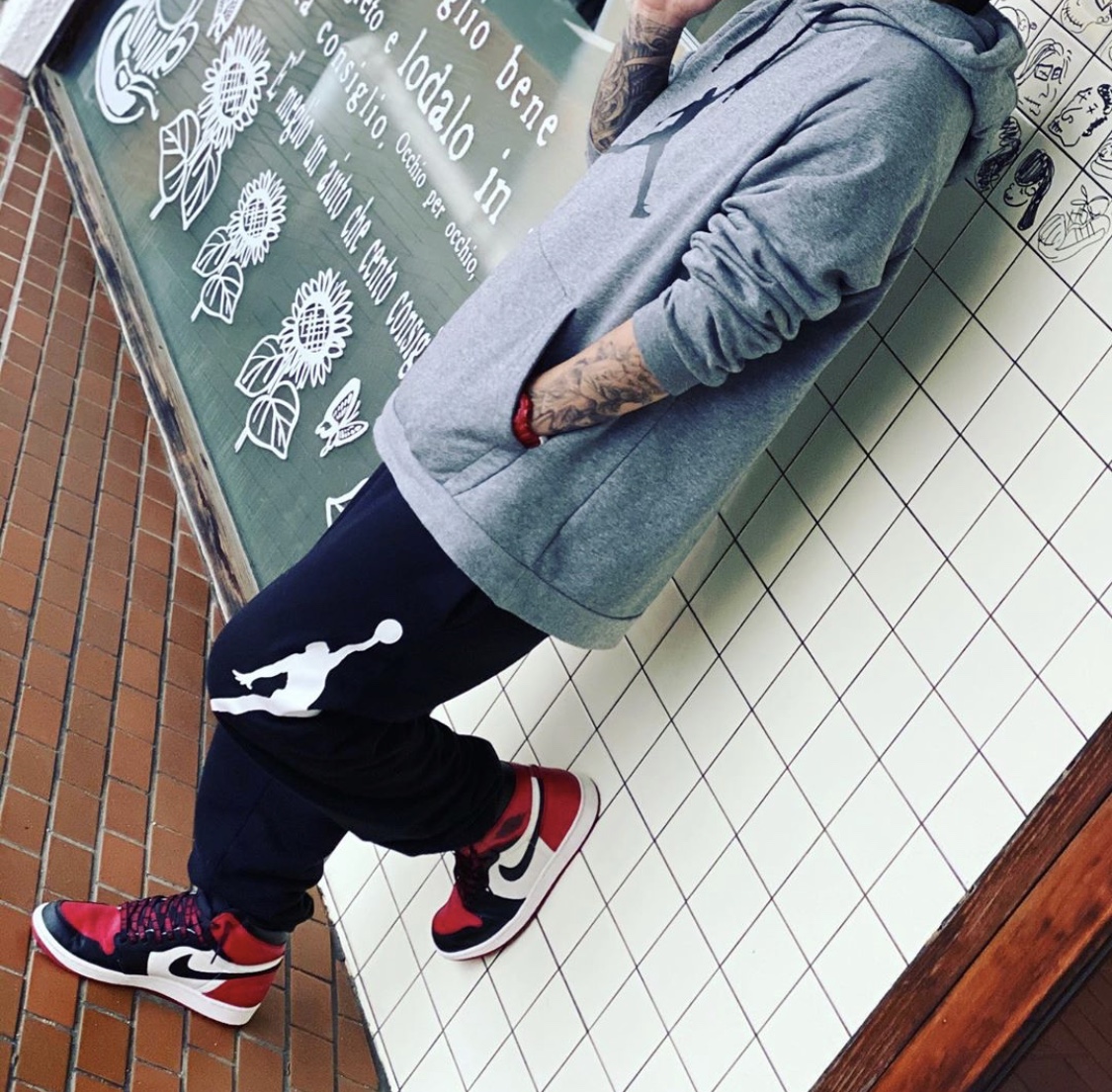 为什么aj1黑紫色是皮革的,为什么aj1有些鞋的底色是黄的