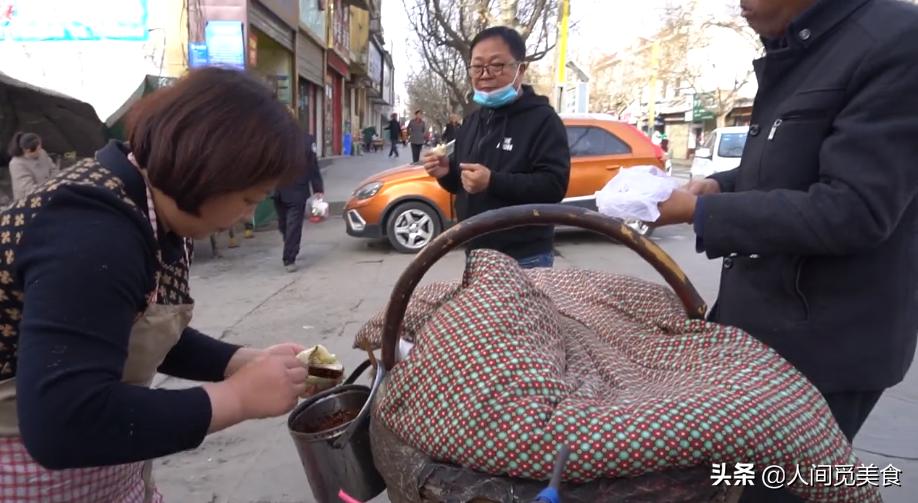 陕西夫妻摆摊10年卖小吃,夫妻摆摊卖小吃包子
