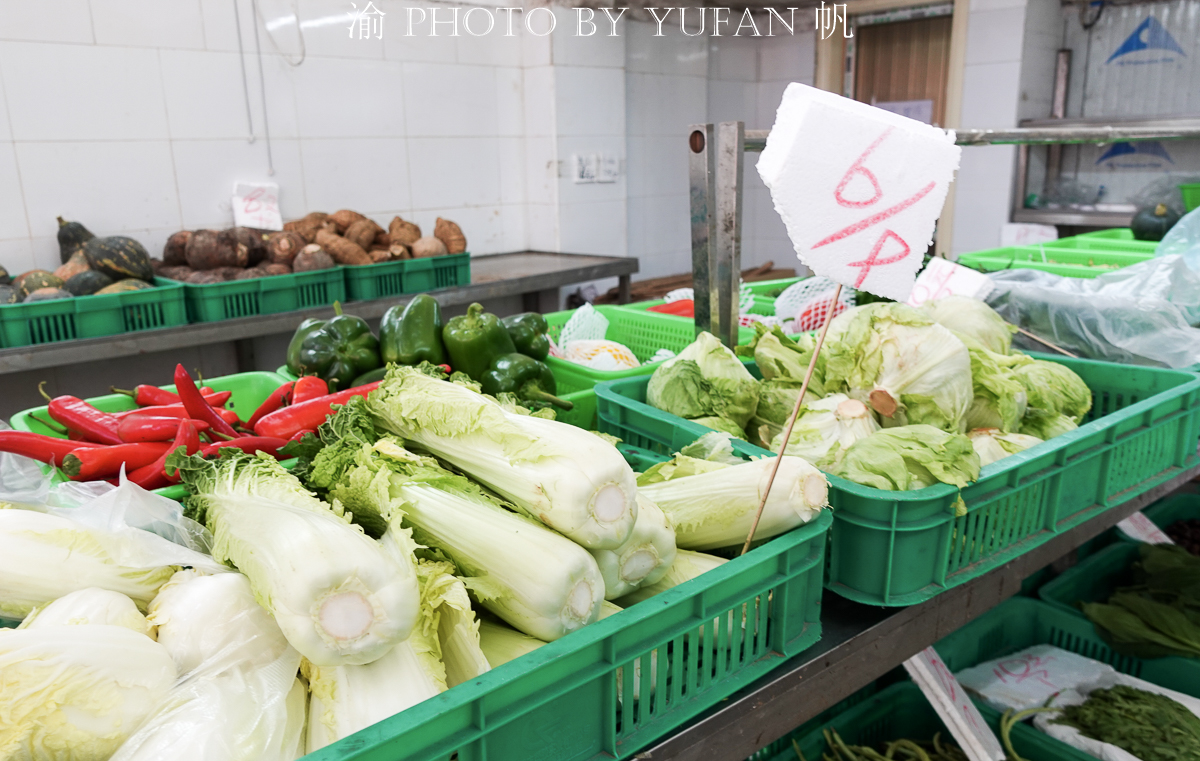 闲逛老店林立的澳门十月初五老街，菜市场的菜价有些出乎意料