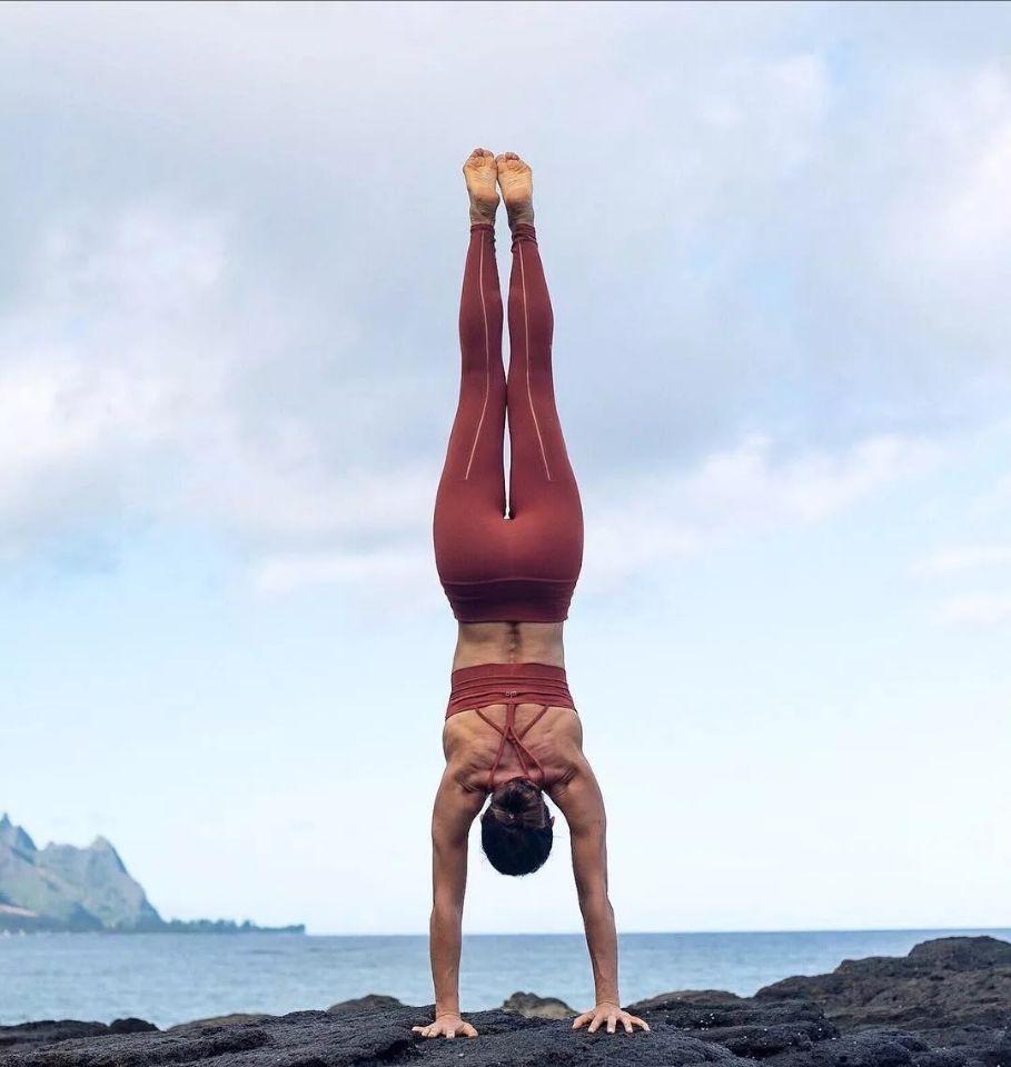 简单的瑜伽体式快速减缓压力,瑜伽克服困难训练视频