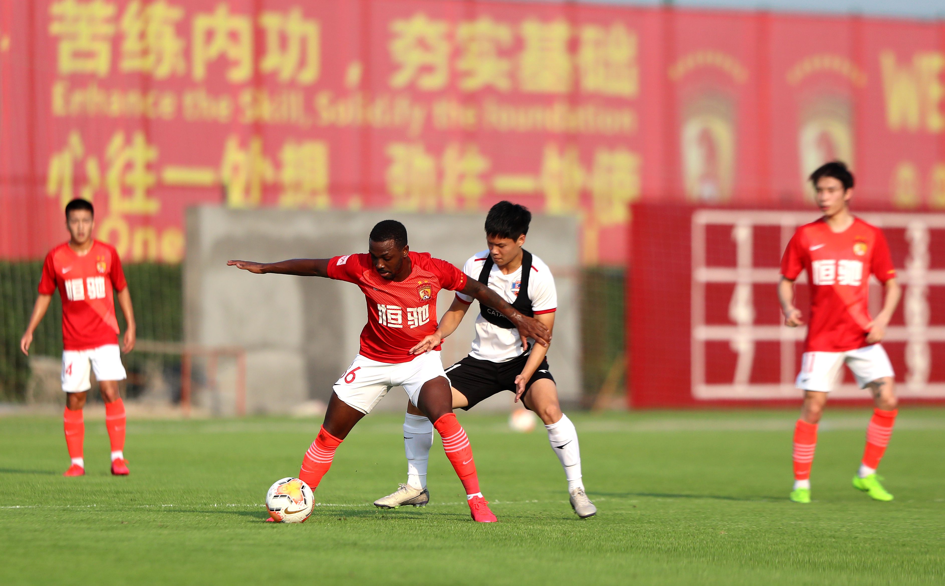 高拉特埃尔克森中国足球,广州恒大单刀挑艾克森