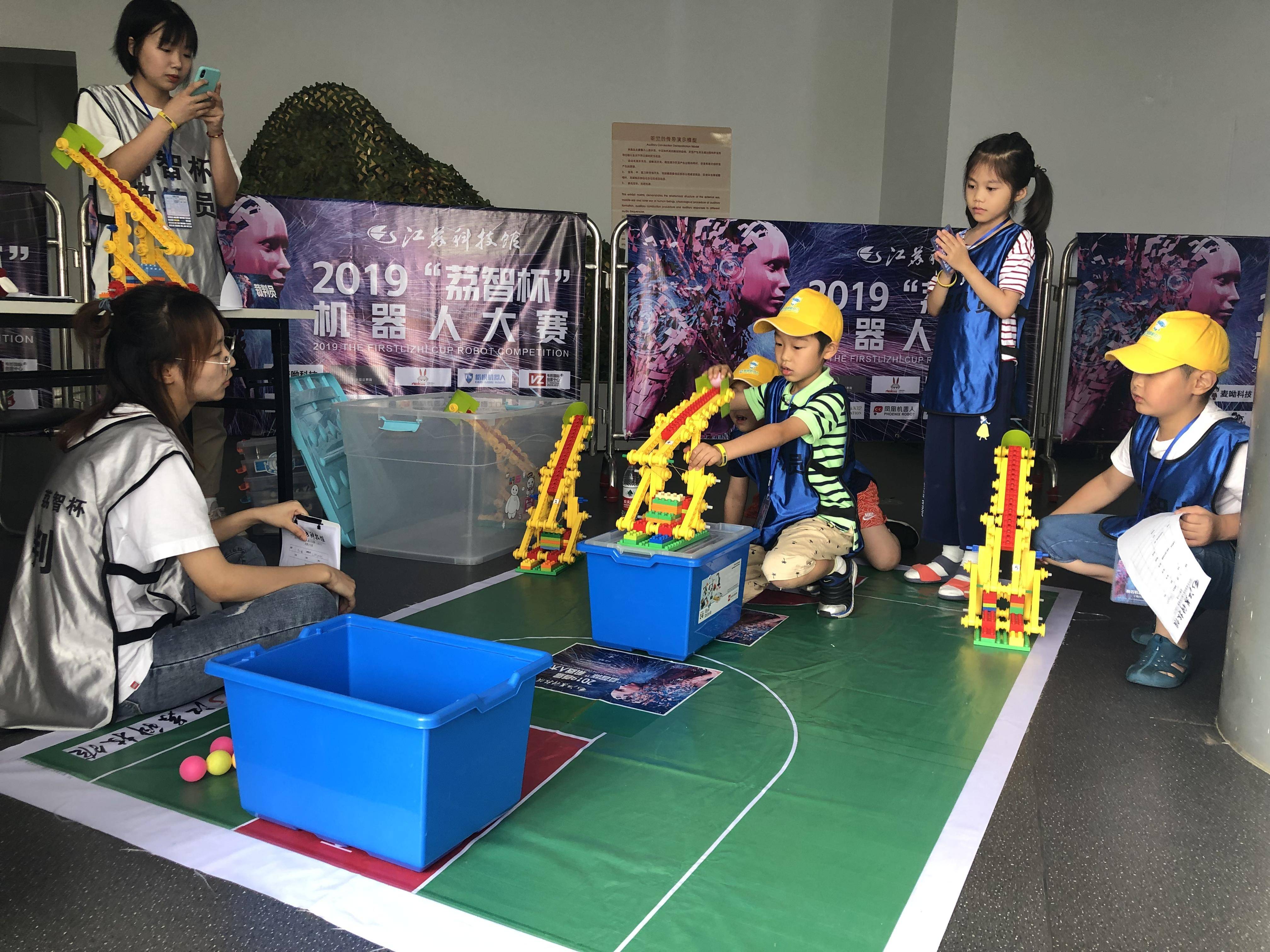 这场全南京的大赛又萌又酷！选手是机器人，操作者是萌娃