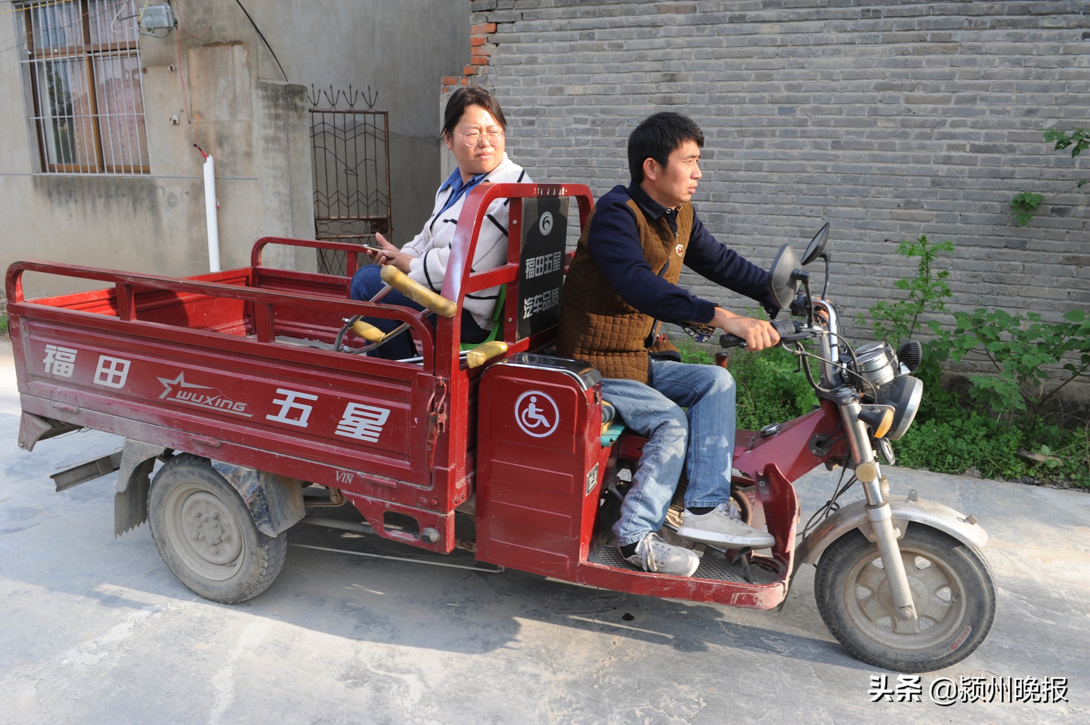 自幼患有小儿麻痹症，乡村教师李磊坚守讲台15年，网课期间还拄拐送教！他想用自己的故事激烈更多的农村孩子
