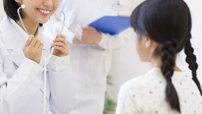 为什么女儿喜欢使劲缠腿,女儿出现夹脚是怎么回事