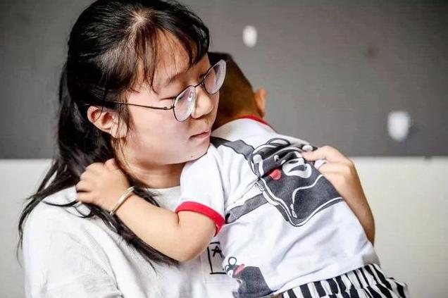 刚出生的宝宝怎么抱比较好视频,刚出生宝宝怎么抱图片