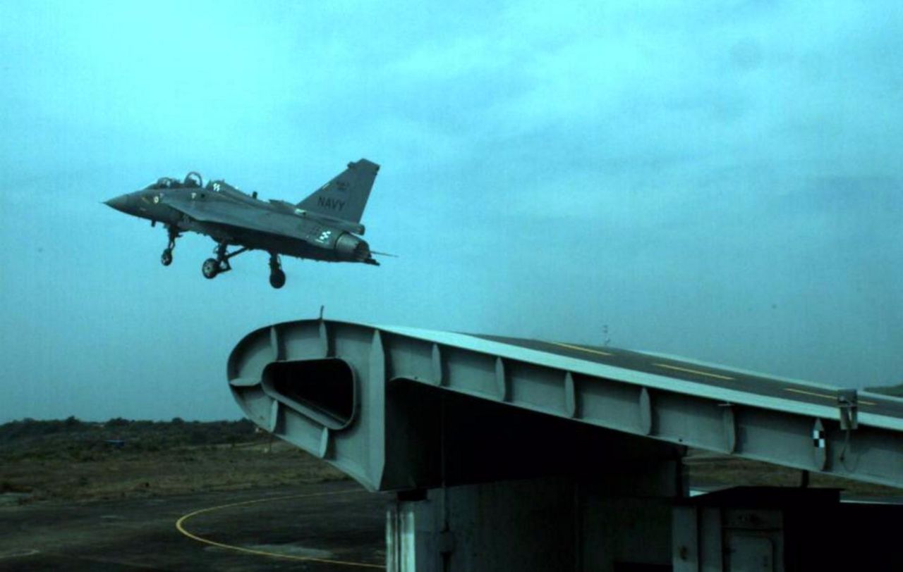 印度光辉战机改进版,印度光辉战斗机比歼10先进吗