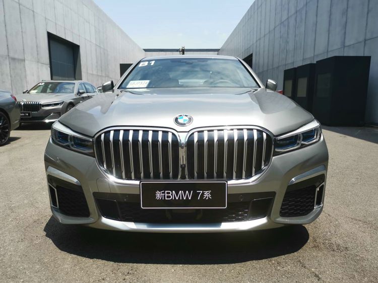 奔驰S级的恐惧！试驾新款宝马7系这才是旗舰该有的模样