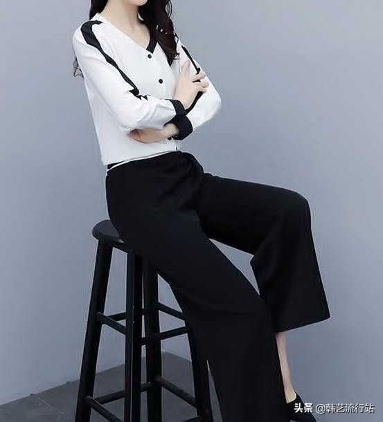 消费者永远喜爱最时尚黑白经典，成为韩国女装界的时尚焦点