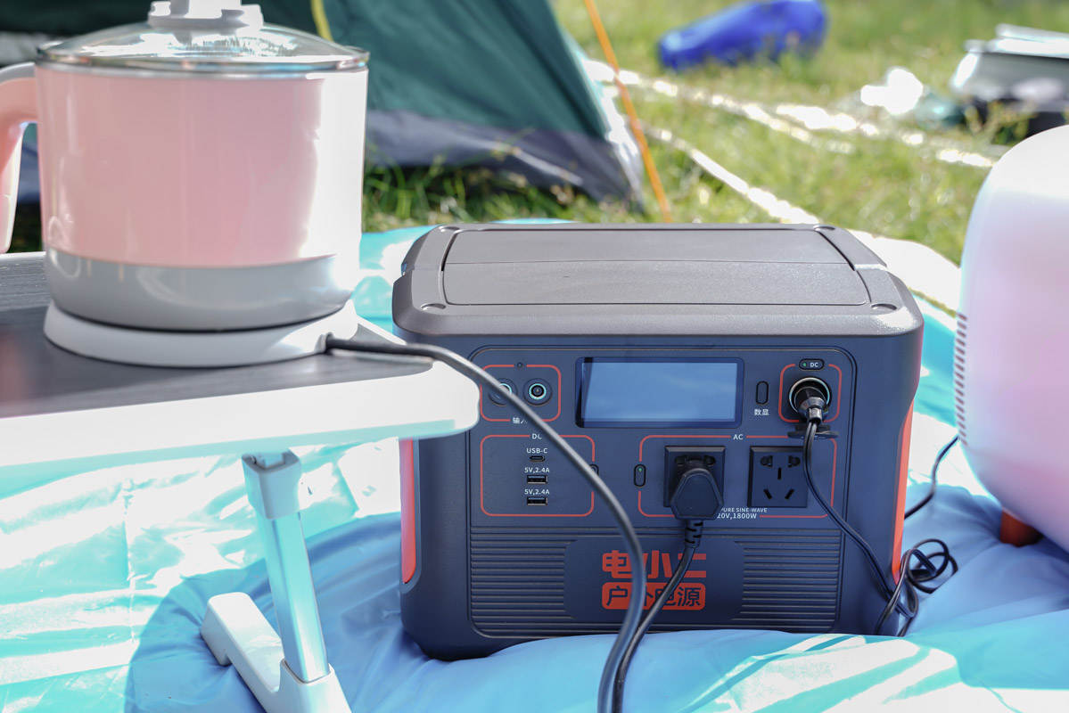 外出露营用电全靠它，电霸级别电小二户外电源1800W测评