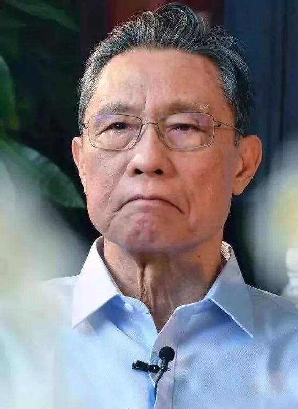 致敬抗疫英雄弘扬雷锋精神,向英雄致敬抗疫精神