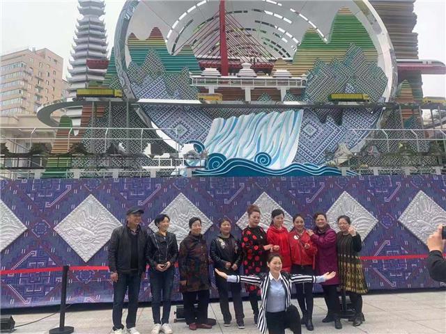 记者揭秘“多彩贵州”彩车走过*安门天**那一刻！“多彩贵州”彩车副驾驶：骄傲！自豪