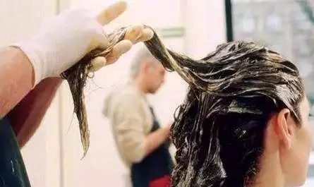 染发剂使用的时候要关注什么,让染发剂在头上呆多久