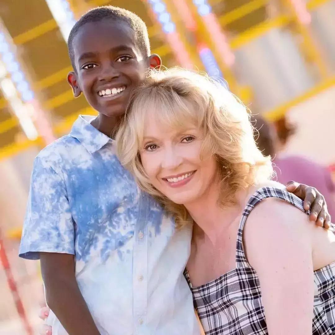 19万人看男生玩编织？从非洲弃婴到全美偶像，11岁男孩用6年逆袭人生...