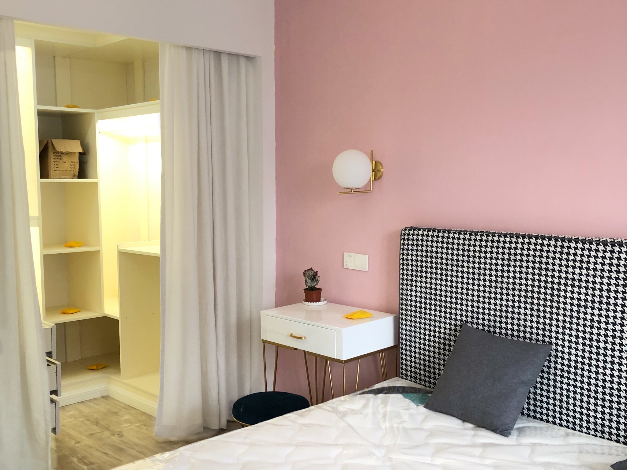 卧室里卫生间门对着床怎么处理的,卧室和卫生间一墙之隔潮湿