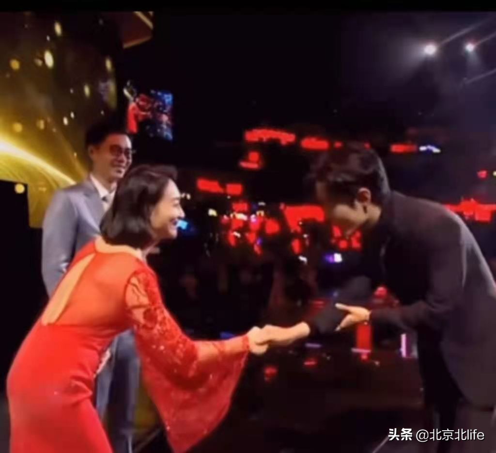 跟着肖战学穿搭,肖战绅士绕手礼