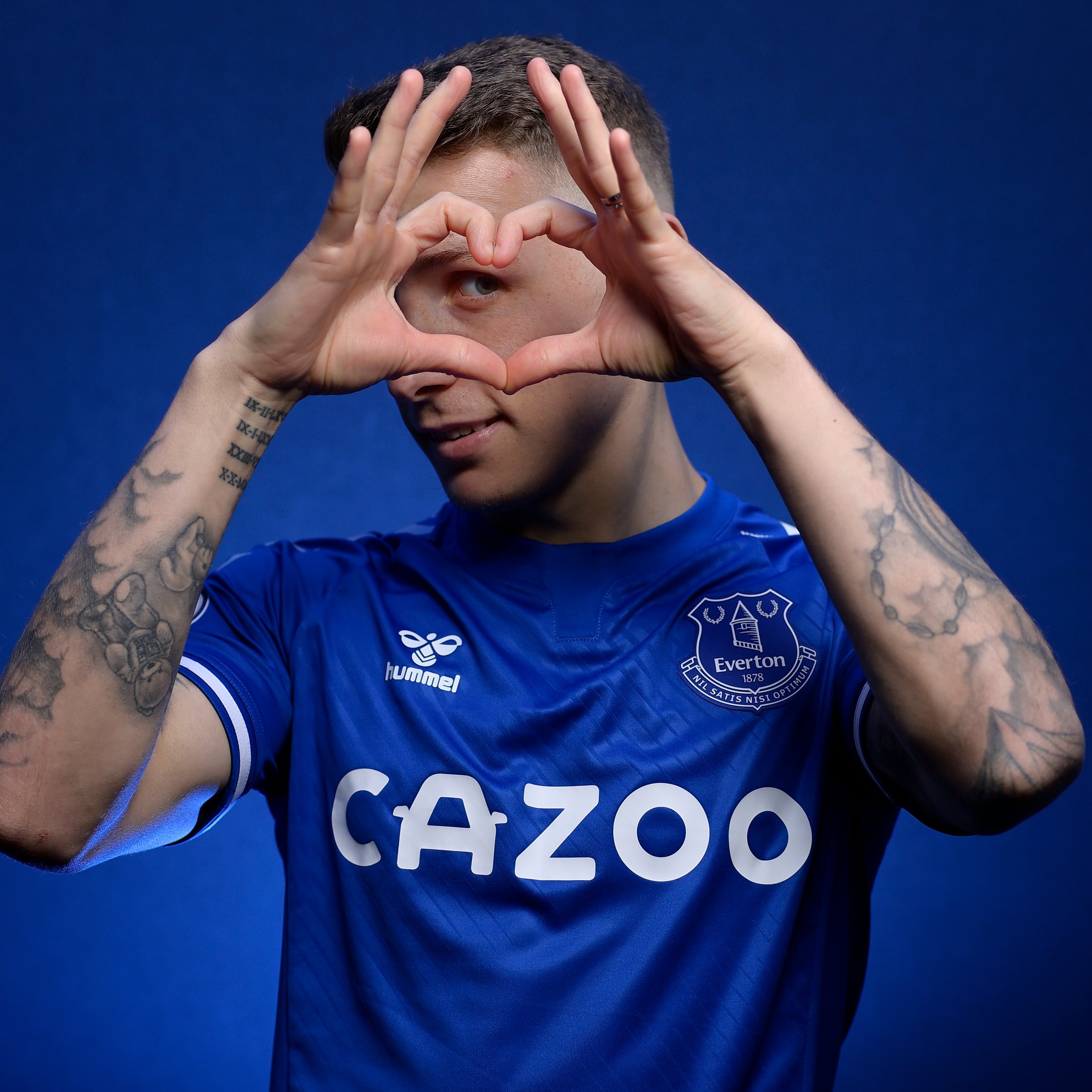 官方切尔西签下曼城前锋斯特林,官方利兹联签下雷恩边锋拉菲尼亚