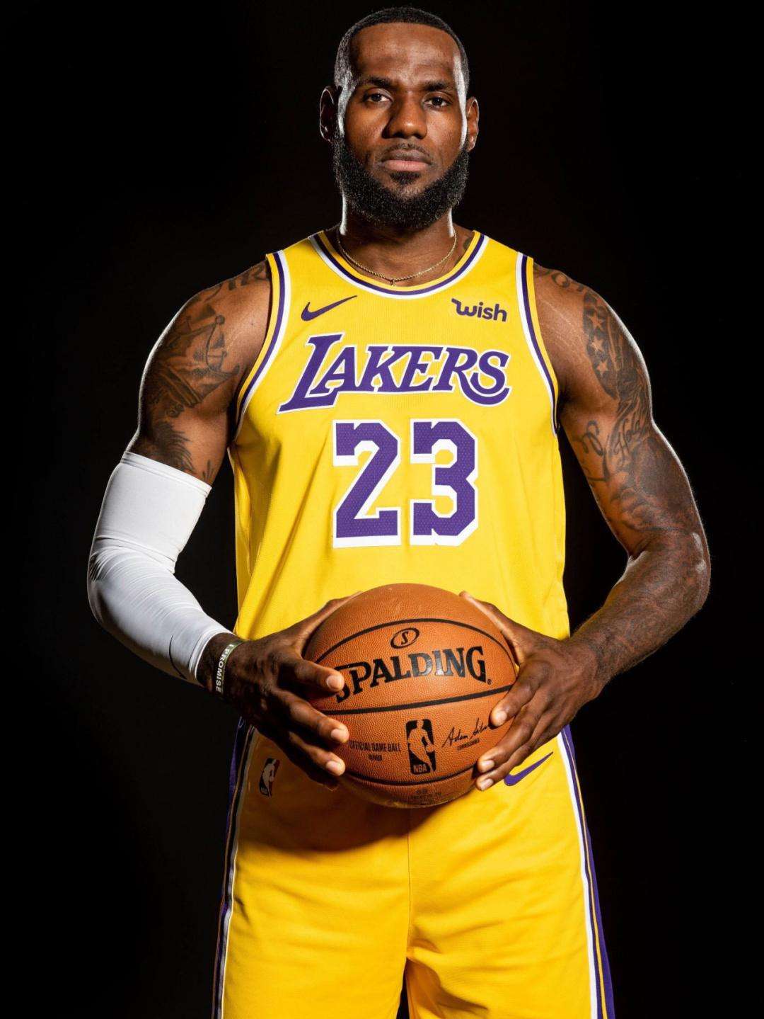 独臂少年励志cba,独臂篮球少年站上cba赛场