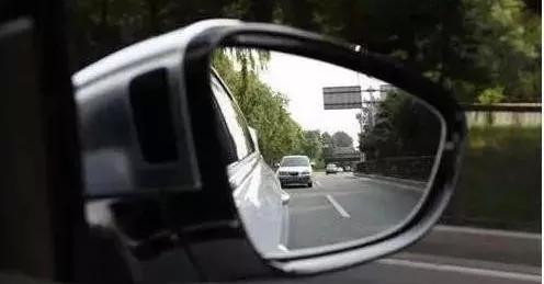 司机一个举动救了一对母子,司机一个举动救了三辆车