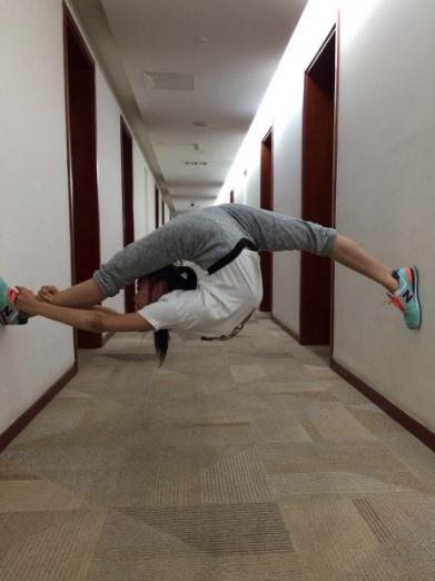 “一字马”体操女神宅出新花样！网友：可爱、性感全都有