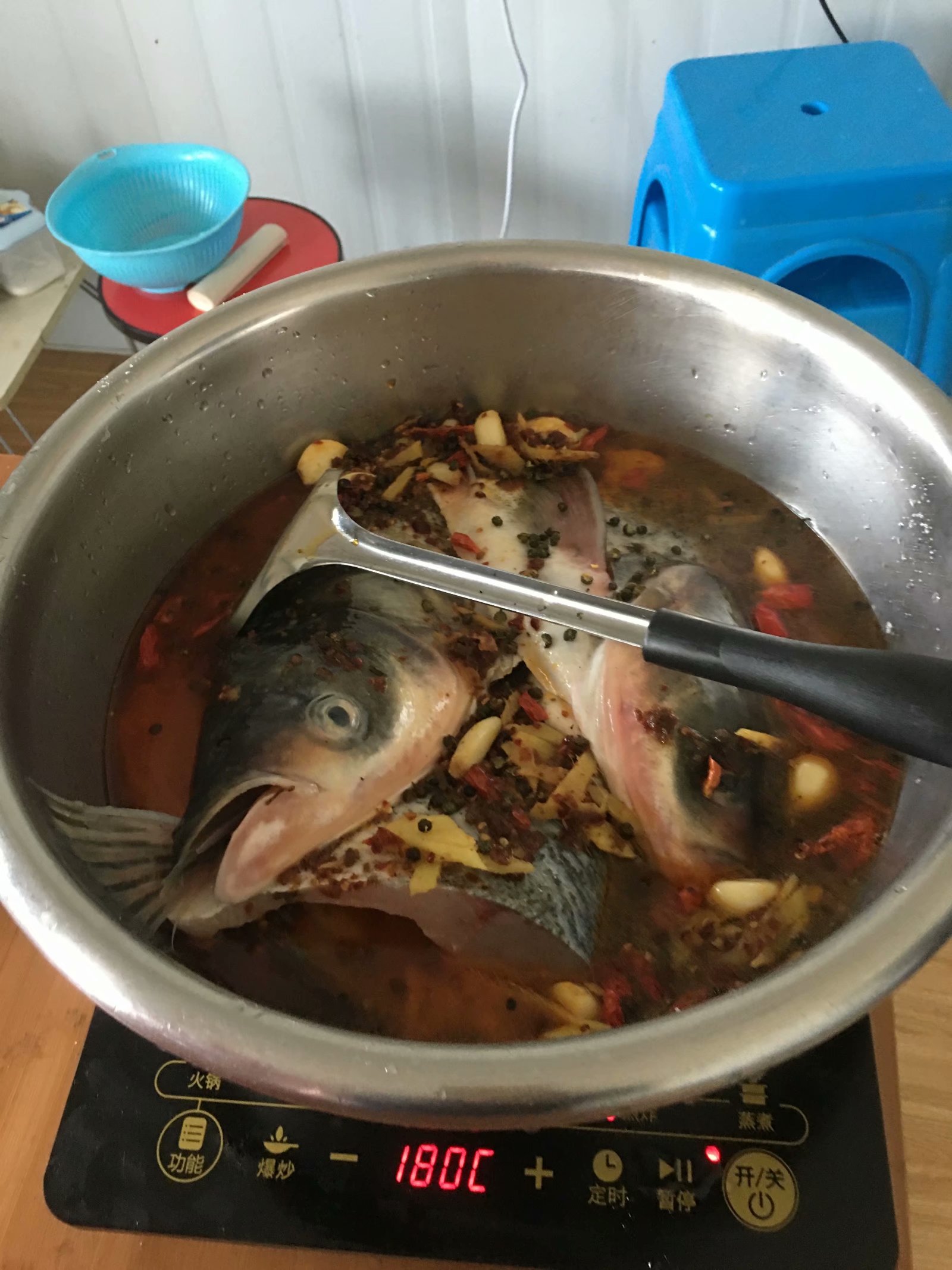 如何做酸辣鱼头炖豆腐,麻辣鱼头炖豆腐怎么做最好吃