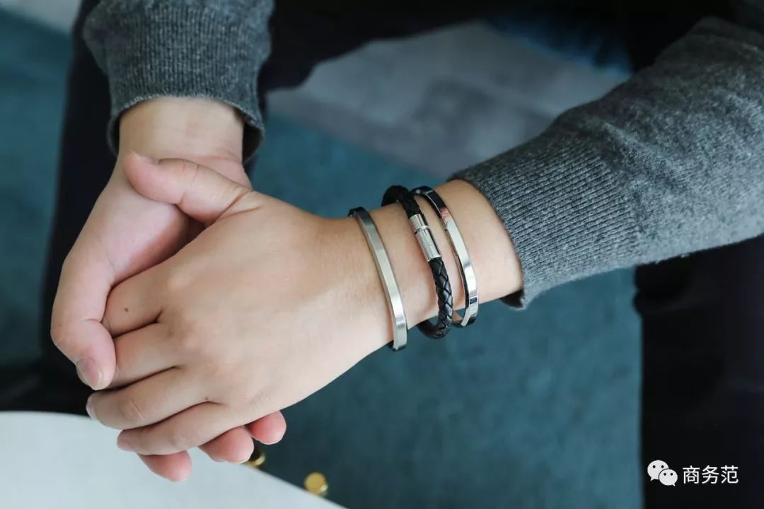 瑞典皇家配饰品牌，几百块戴出万元质感，金色手镯男女戴都好看