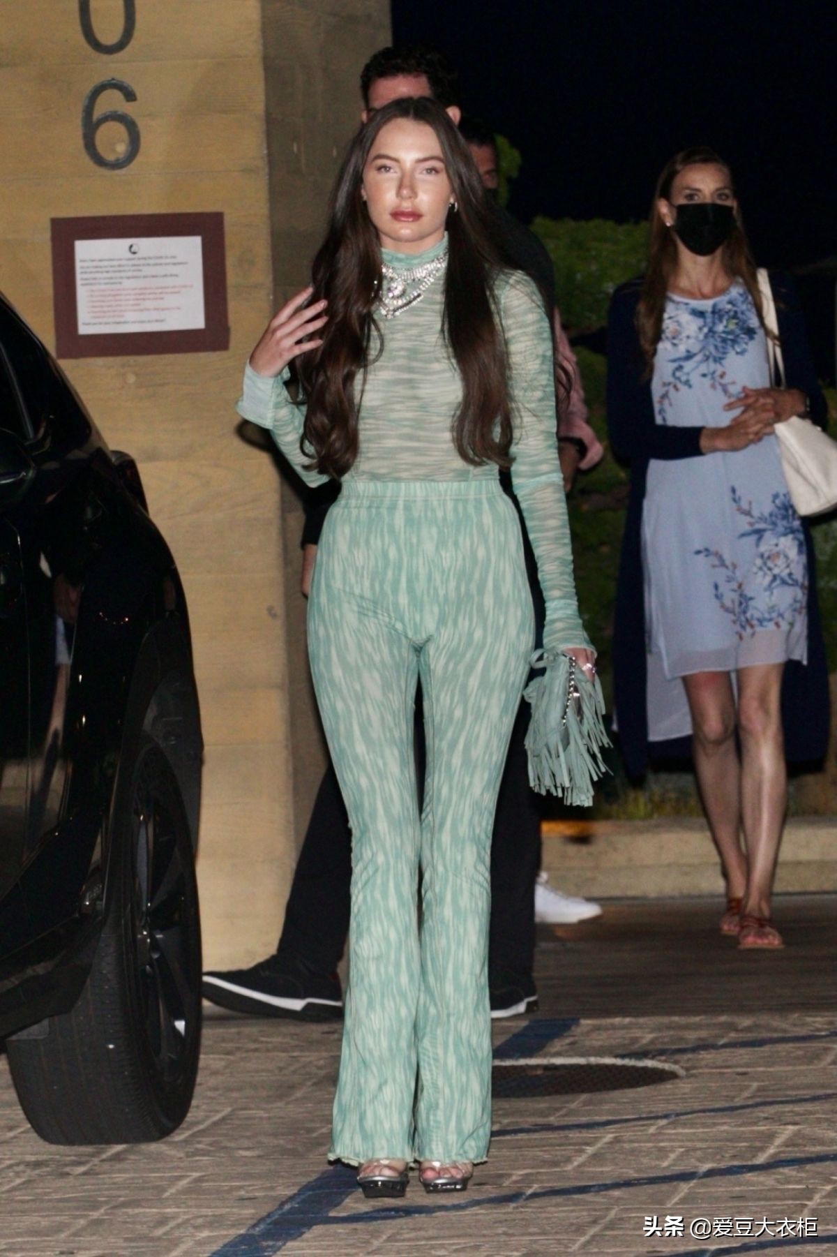 赛琳娜红色吊带长裙街拍,玛琳娜惊艳写真集