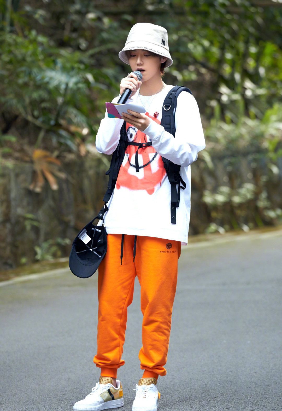 比鹿晗“假书包”更神的是“白加金”鞋子，全是窟窿，好像黄金甲