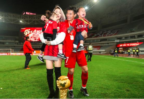 武磊留洋晒与女友同框照,武磊妻子写真