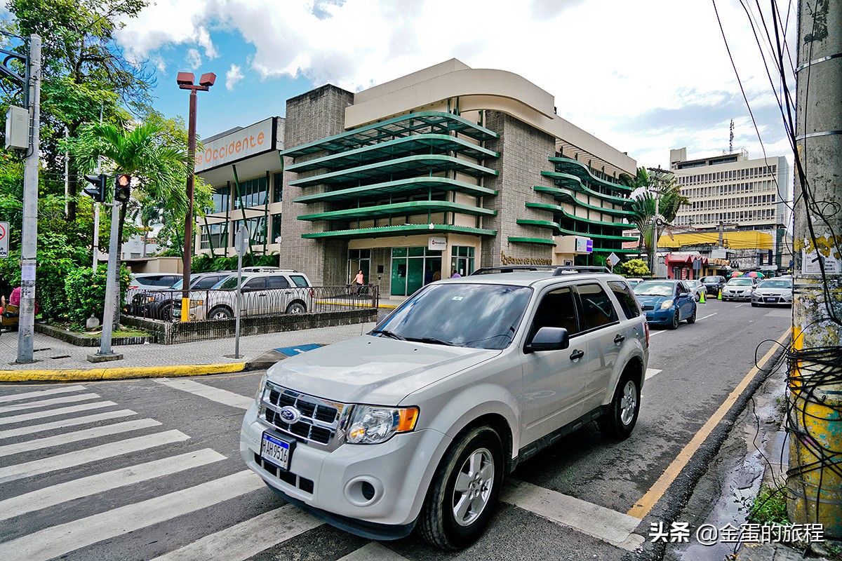 这里的肯德基加装防暴钢窗，保安用AK-47看店，此时此刻就在美洲