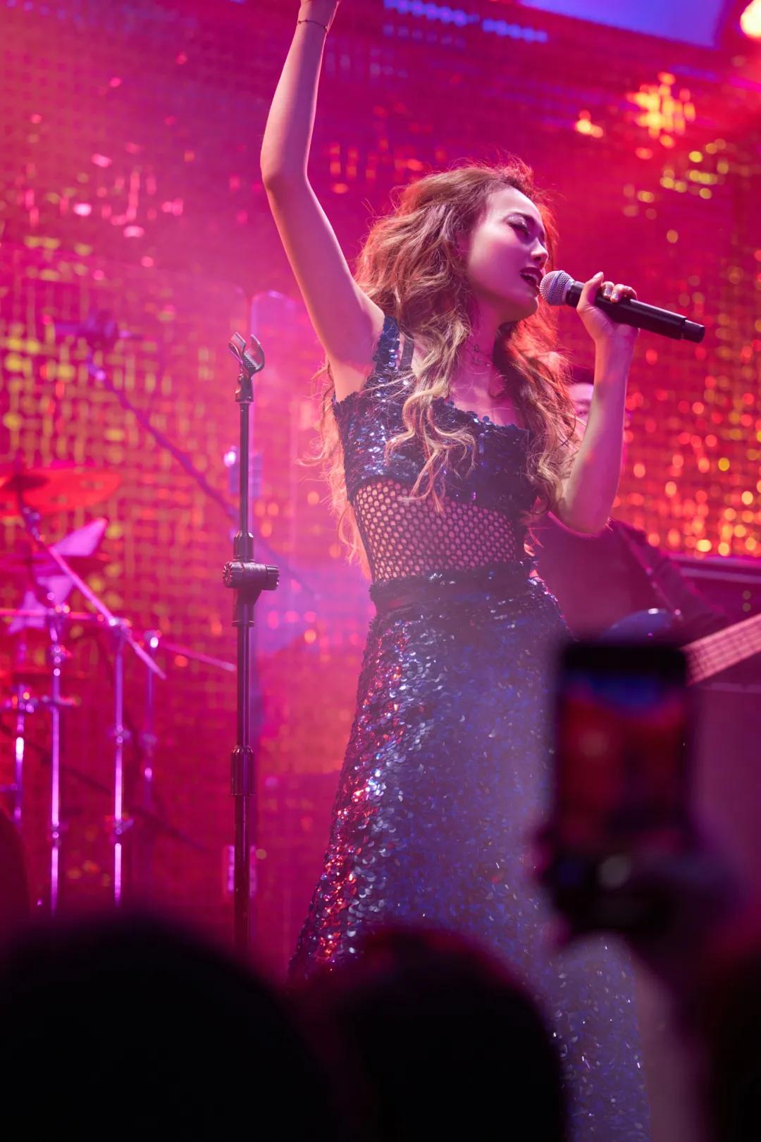 迪奥dior2020走秀冬季款运动鞋,dior2012春夏走秀视频完整版